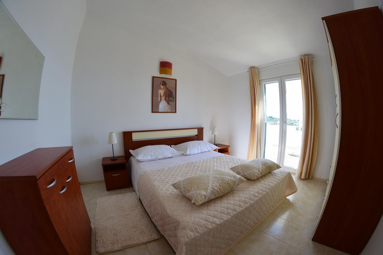 Apartment Ivica Drvenik Mali Buitenkant foto